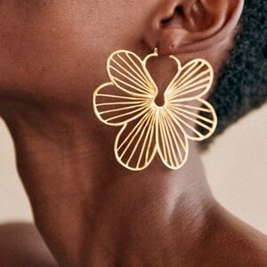 Sezane Tiana Earrings / Gold Flower Statement